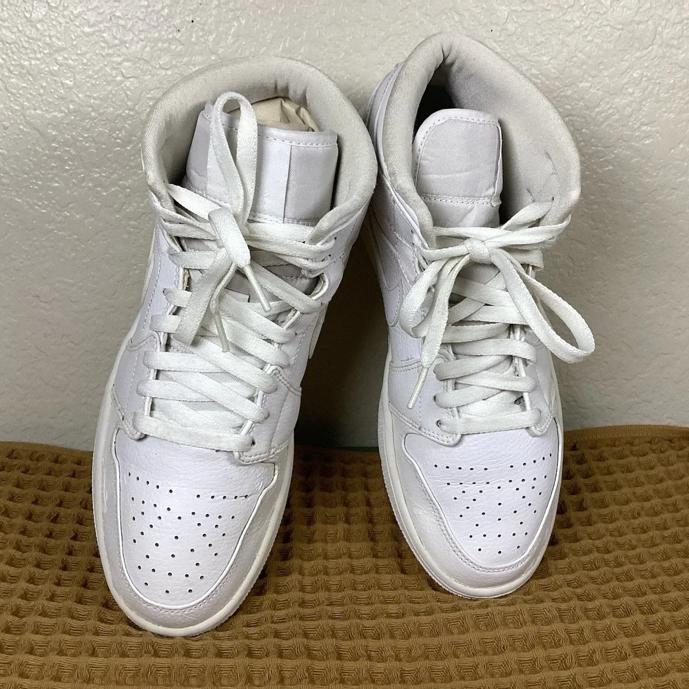 Air Jordan 1 Mid Triple Mens Sz 8.5 Triple White Athletic Sneakers 554724-129
